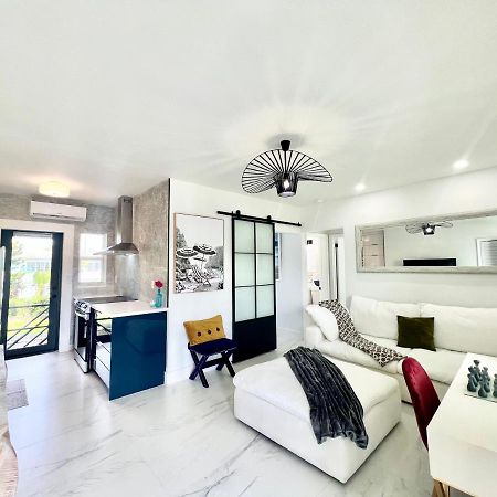 3 Seasons At The Carrington 3 Separate 2 Bedroom 1 Bathroom Apartments And A 3 Bedroom 2 Bathroom Villa Miami Bagian luar foto