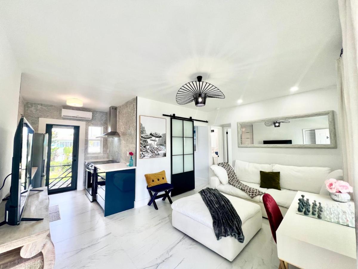 3 Seasons At The Carrington 3 Separate 2 Bedroom 1 Bathroom Apartments And A 3 Bedroom 2 Bathroom Villa Miami Bagian luar foto