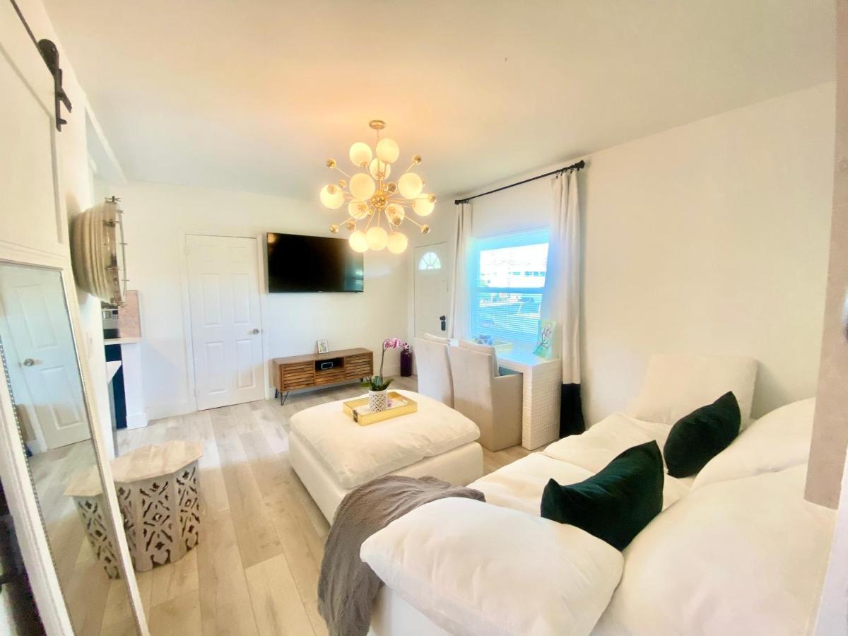 3 Seasons At The Carrington 3 Separate 2 Bedroom 1 Bathroom Apartments And A 3 Bedroom 2 Bathroom Villa Miami Bagian luar foto