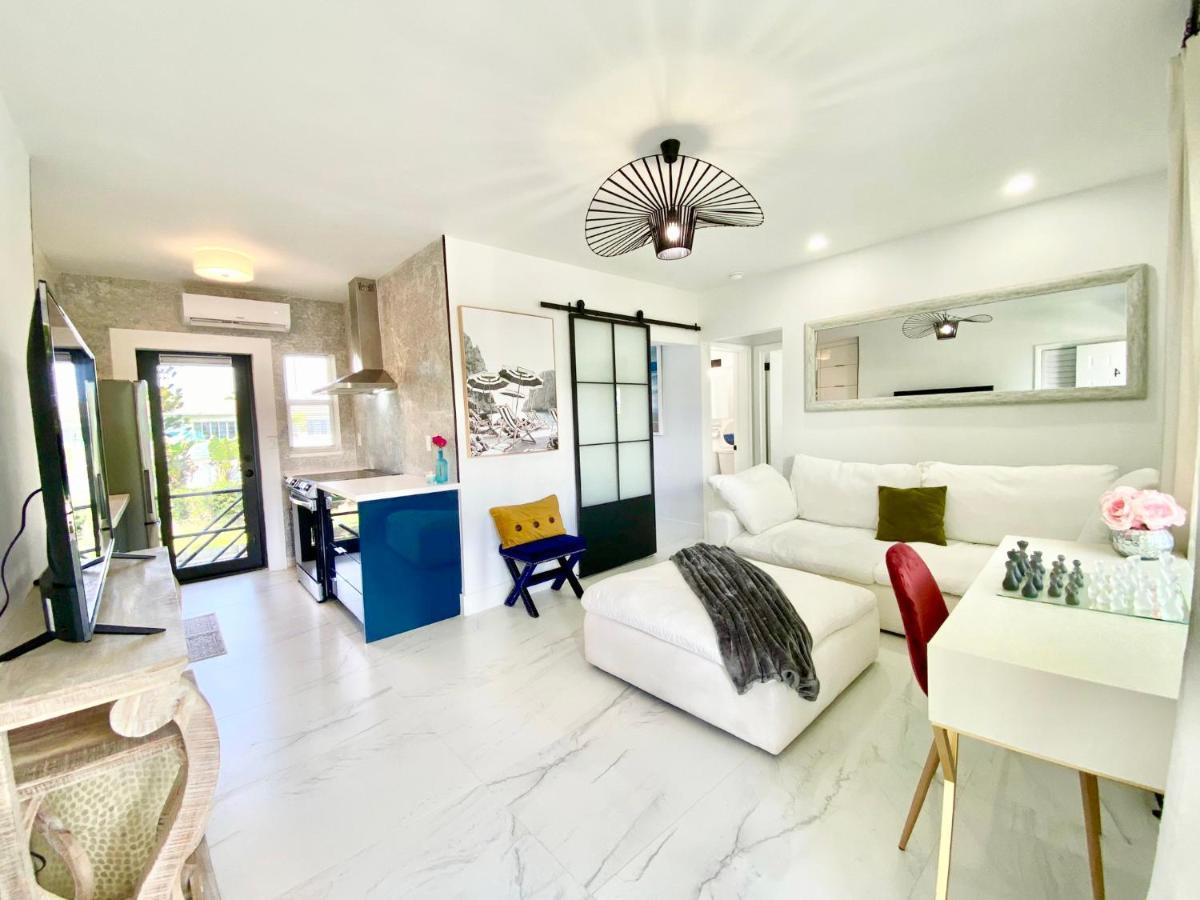 3 Seasons At The Carrington 3 Separate 2 Bedroom 1 Bathroom Apartments And A 3 Bedroom 2 Bathroom Villa Miami Bagian luar foto