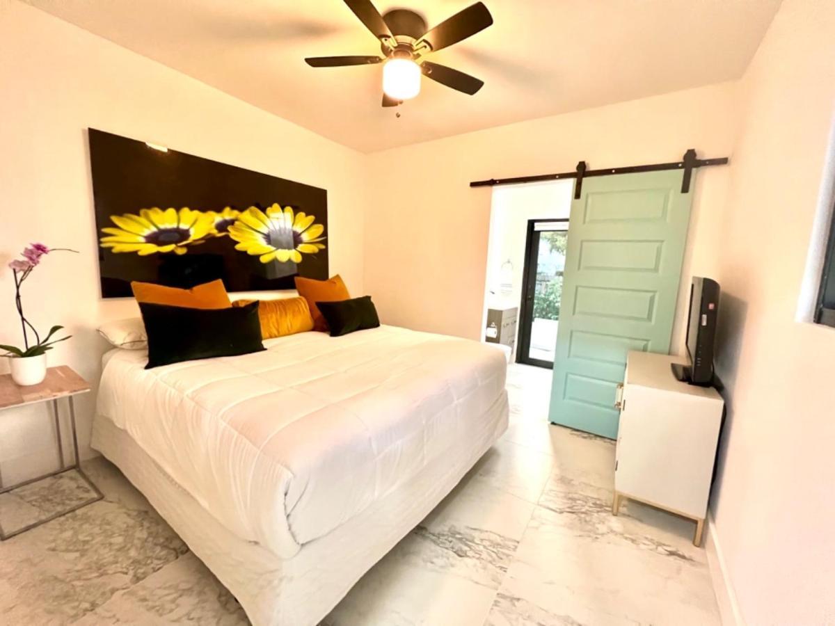3 Seasons At The Carrington 3 Separate 2 Bedroom 1 Bathroom Apartments And A 3 Bedroom 2 Bathroom Villa Miami Bagian luar foto