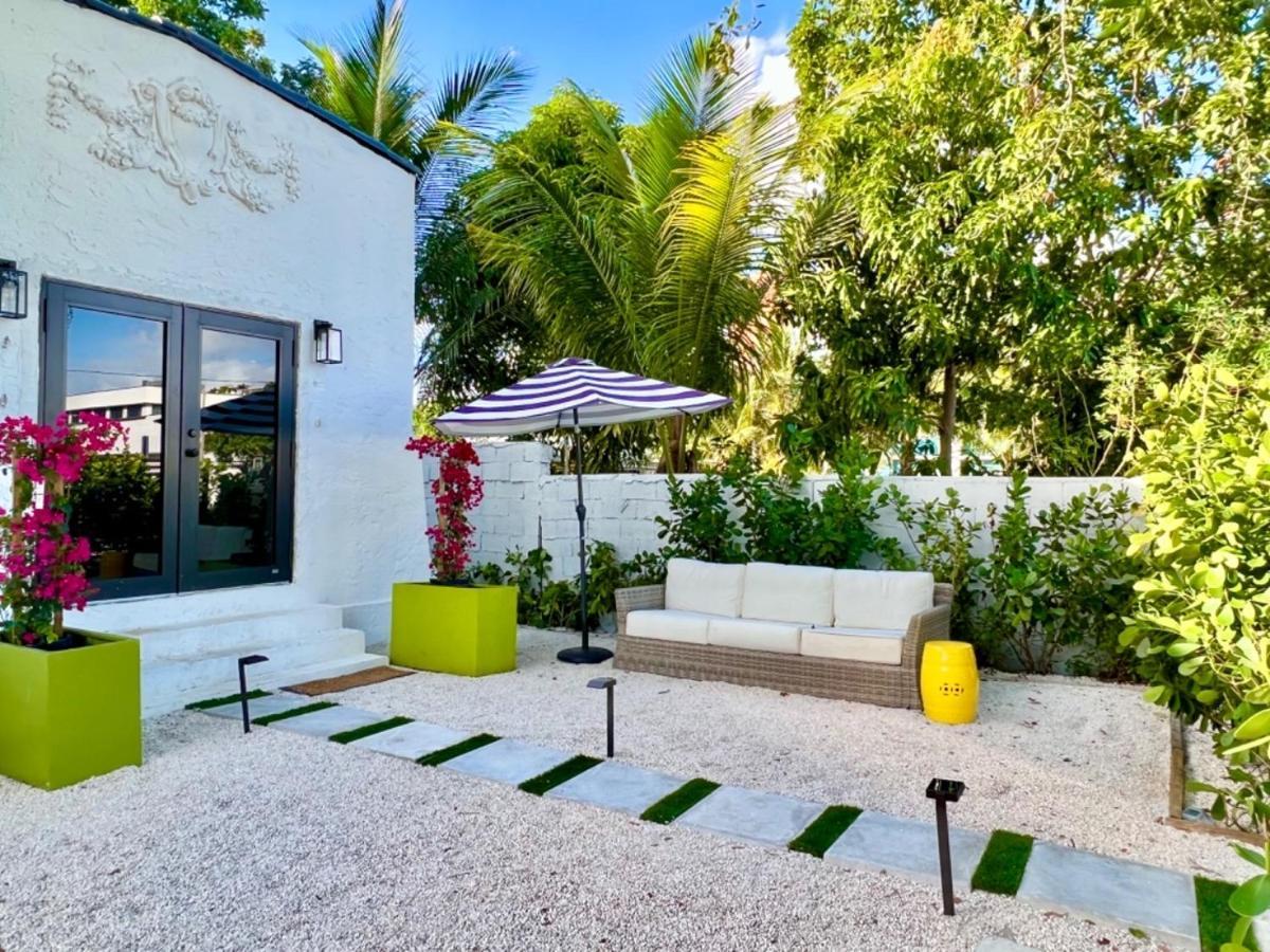3 Seasons At The Carrington 3 Separate 2 Bedroom 1 Bathroom Apartments And A 3 Bedroom 2 Bathroom Villa Miami Bagian luar foto