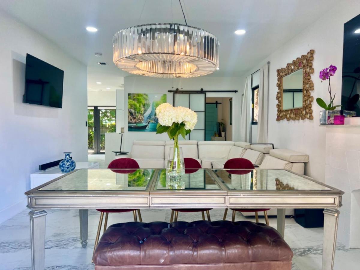 3 Seasons At The Carrington 3 Separate 2 Bedroom 1 Bathroom Apartments And A 3 Bedroom 2 Bathroom Villa Miami Bagian luar foto