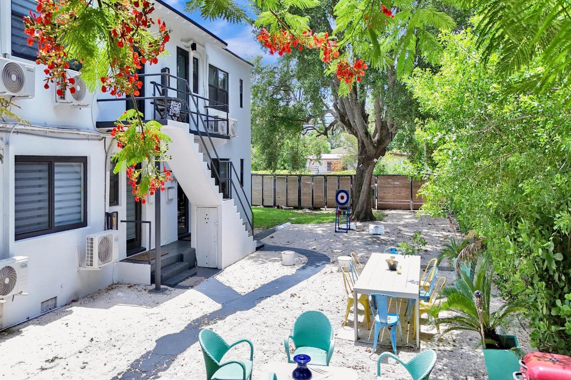 3 Seasons At The Carrington 3 Separate 2 Bedroom 1 Bathroom Apartments And A 3 Bedroom 2 Bathroom Villa Miami Bagian luar foto