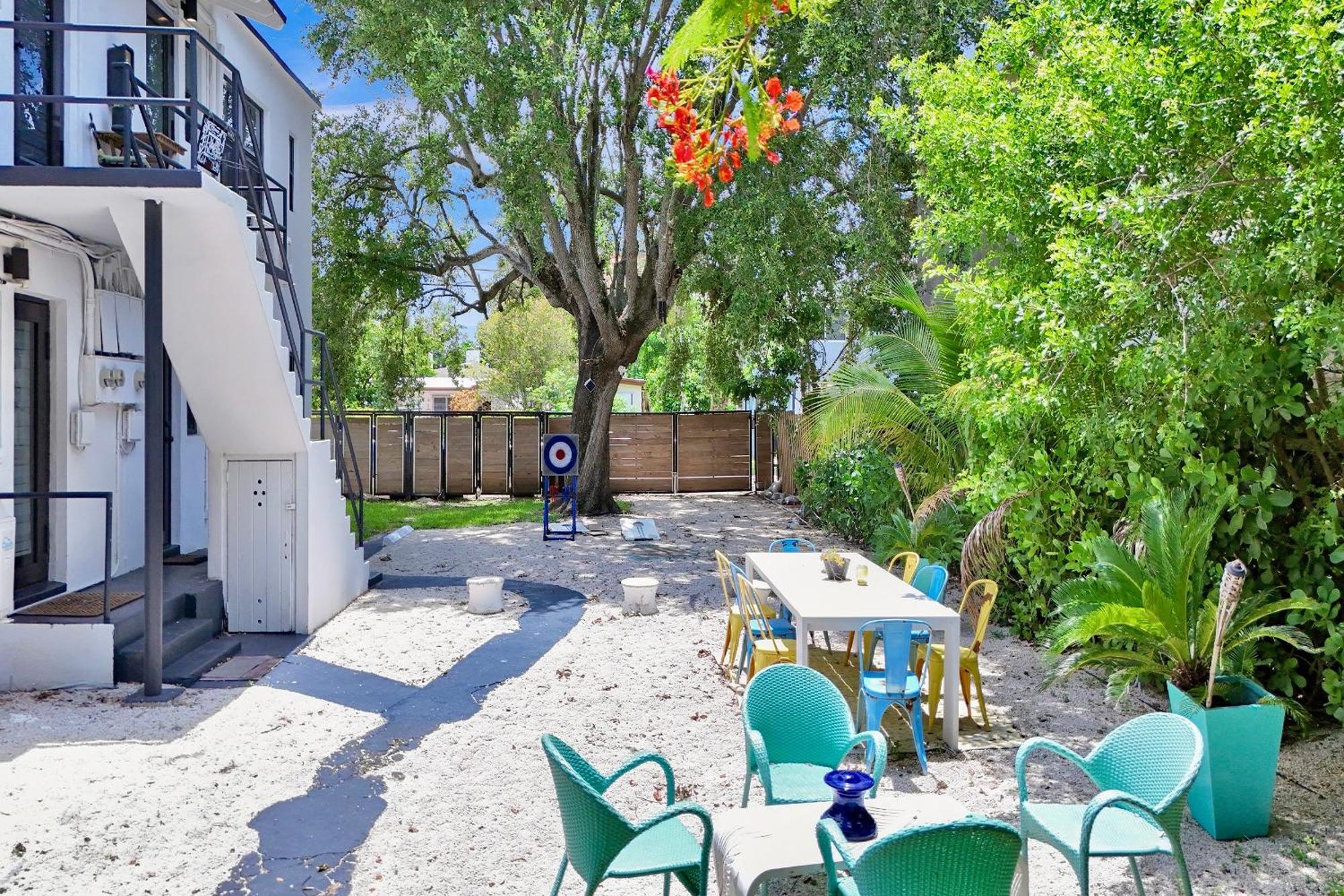 3 Seasons At The Carrington 3 Separate 2 Bedroom 1 Bathroom Apartments And A 3 Bedroom 2 Bathroom Villa Miami Bagian luar foto